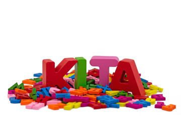 Bunte Holzbuchstaben vor wei&szlig;em Hintergrund