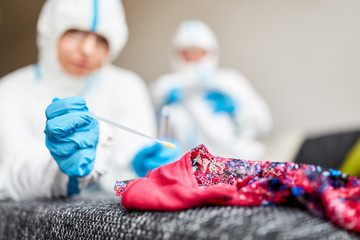 DNA-Probe an Unterwäsche nehmen durch Polizei