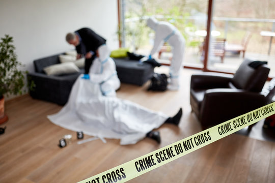 Polizei nach Mord am Tatort bei Spurensicherung