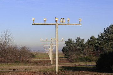 Lampen am Flughafen für die Landebahn