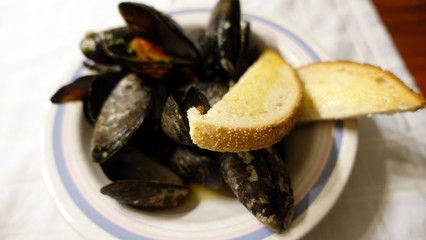 mussels with toasted bread, salt, pepper and parsley