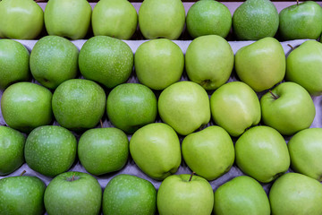 Fototapeta na wymiar Juicy green apples at the vegetable market.