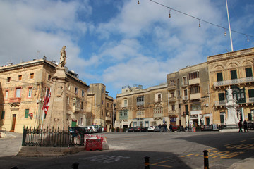 Fototapeta na wymiar square and buildings in vittoriosa (malta) 