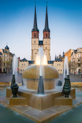 Die Stadt Halle Saale mit Kirche und Brunnen am Abend