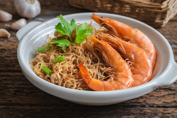 Baked prawn with vermicelli in white pot