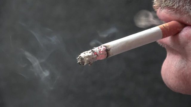 eine Zigarette in Mund wird geraucht