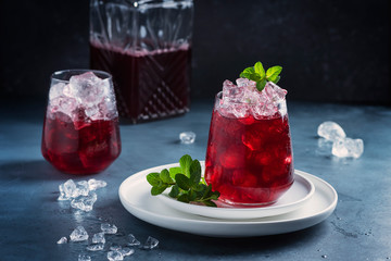 Red cockatil with ice and mint