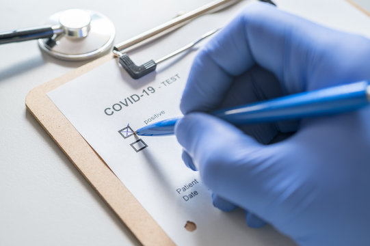 Positiver COVID-19- Test nach Ansteckung mit dem Coronavirus