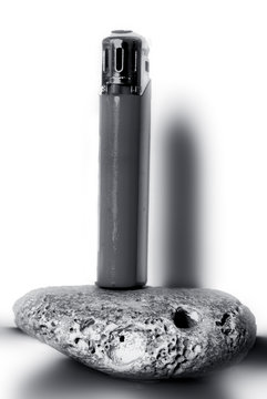un mechero encima de una piedra