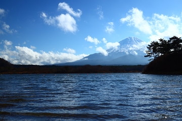 精進湖と富士山