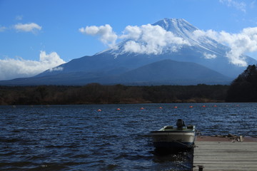 精進湖と富士山