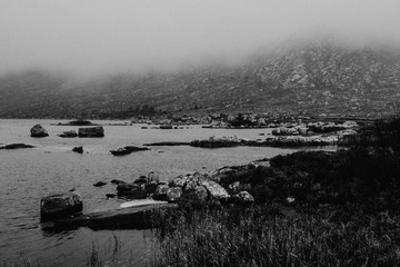 Irland Landschaft See mit Nebel