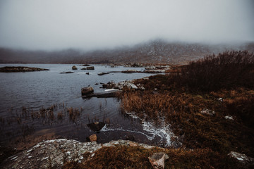 Irland Landschaft See mit Nebel