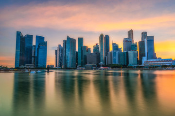 Obraz premium Widok na panoramę miasta Singapur i drapacze chmur w Marina Bay na tle zachodu słońca niebo, miasto Singapur, Singapur.