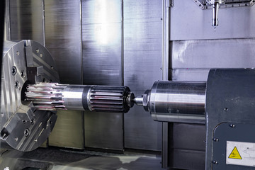 A splined shaft with teeth is installed in the milling machine at the machining center.