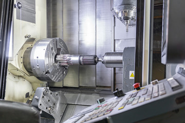 A splined shaft with teeth is installed in the milling machine at the machining center.