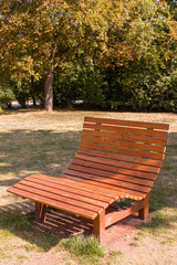 Liegestuhl aus Holz an einem Idyllischen Badesee mit Freizeitanlage und Naherholungsgebiet