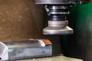 A quick-cutting mill with rapid soldering makes metal removal on a CNC machine, chips flies to the sides.