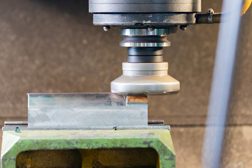 A quick-cutting mill with rapid soldering makes metal removal on a CNC machine, chips flies to the sides.