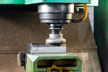 A quick-cutting mill with rapid soldering makes metal removal on a CNC machine, chips flies to the sides.