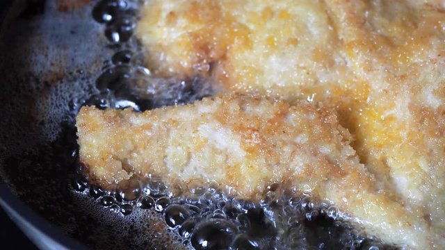 チキンカツを油で揚げる様子 4K