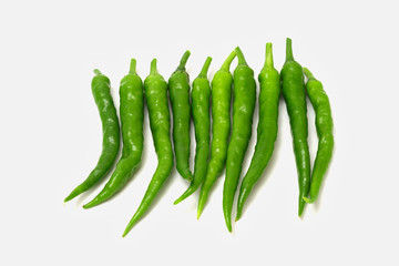 白背景の青唐辛子　コピースペースあり Green chili peppers (chile verde) on white background with copy space