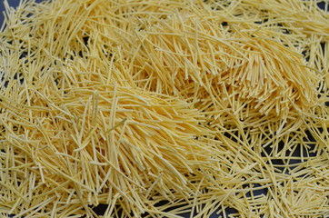  włoski , włoski makaron , makaron jajeczny, krajanka z kurkumą , makaron wałkowany , naturalny makaron , jajeczny ,jedzenie, makaron, izolowany, zółty, składnik, biała, 