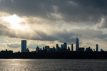 Obraz premium Lower Manhattan Skyline on the East River in New York City during Sunset