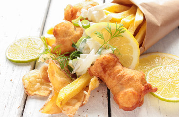 Backfisch Pommes Tüte Kartoffelchips Fish and Chips Top View