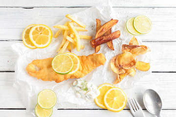 Backfisch mit Pommes Frites Fish and Chips Fisch Top View 