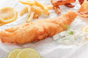 Backfisch Fisch gebacken Fish and Chips mit Pommes Imbiss Snack Fast Food