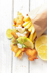 Backfisch Pommes Tüte Kartoffelchips Fish and Chips Top View