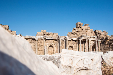 Obraz premium The ruins of an ancient temple in the old city