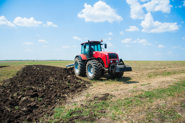 Obraz premium Tractor while plowing