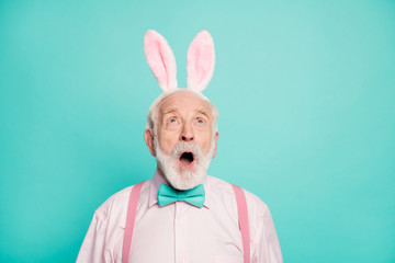 Close up photo astonished old man gentleman easter party event look up copyspace impressed incredible festive traditional sales scream wear pink bunny headband isolated turquoise color background
