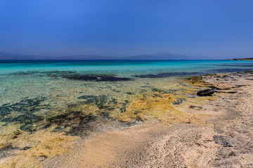 Fototapeta na wymiar mare dai colori tropicali sull'isola di Chrissi, a Creta