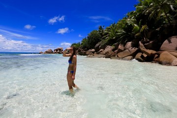 jeune fille Anse coco, La Digue, Seychelles