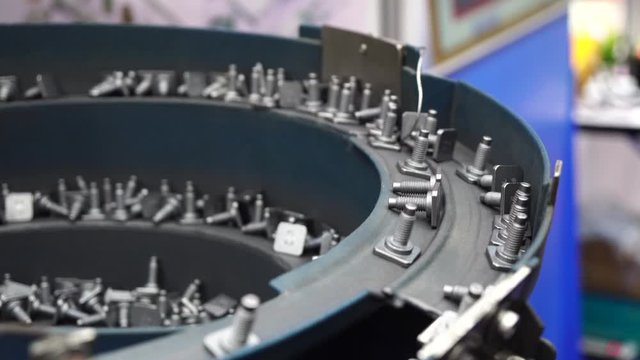 The operation of screw feeder machine by vibration system. The hi-technology material handling machine .