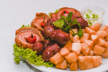 Torresmo com mandioca