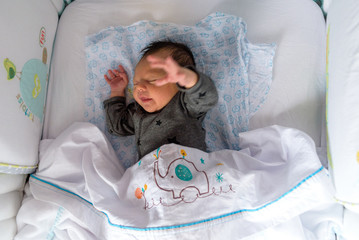 Bebé recién nacido en cuna