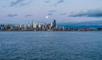 Fototapeta premium Moon Over Seattle 3