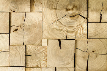 Fototapeta premium Drewniane jasne belki sosnowe na ścianie deseń 