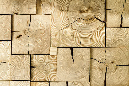Drewniane jasne belki sosnowe na ścianie deseń 