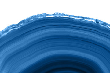 Abstrakter Hintergrund - Achat-Mineralquerschnitt isoliert auf weißem Hintergrund, Farbe des Jahres 2020 Pantone Classic Blue 19-4052 © lukszczepanski
