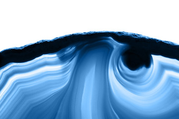 Blau gestreifter mineralischer Querschnitt isoliert auf weißem, abstraktem Hintergrund, Farbe des Jahres 2020 pantone classic blue 19-4052 © lukszczepanski