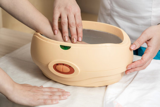 Maser manicure does the procerura of paraffin therapy