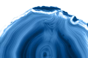 Abstrakter Hintergrund - Achat-Mineralquerschnitt isoliert auf weißem Hintergrund, Farbe des Jahres 2020 Pantone Classic Blue 19-4052 © lukszczepanski