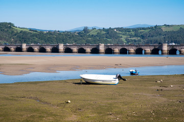 Obraz premium Views of Puente Las Mazas over the Rio Escudo in San Vicente de la Barquera, Cantabria, Spain. Nice views of a beautiful town.