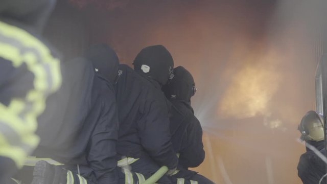Feuerwehr l&ouml;scht Feuer