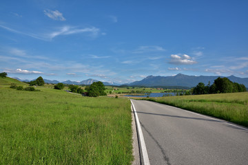 Eine Straße im Bayerischen  Voralpenland 